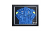 กรอบรูปโชว์เสื้อพร้อมลายเซ็นพนักงานบริษัท